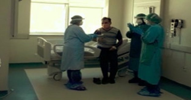 Korona virüs tedavisi gören hastaya doğum günü sürprizi