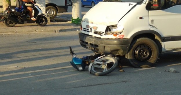 Minibüsün altında sürüklenen 14 yaşındaki motosiklet sürücüsü ağır yaralandı