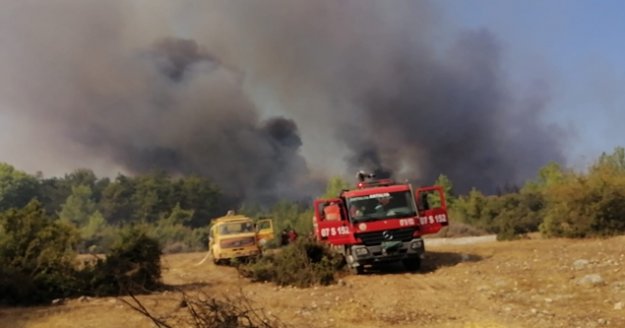 Orman yangınına 4 helikopter ve 30 arazöz müdahale ediyor