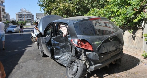 Otomobile sıkışan sürücüyü itfaiye ekipleri kurtardı