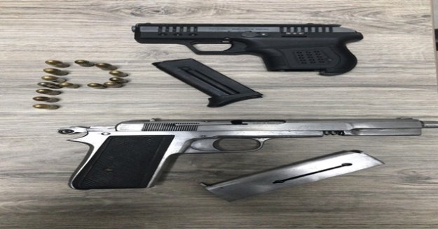 Polisin şok uygulamasında ruhsatsız tabanca ve uyuşturucuyla yakalandılar