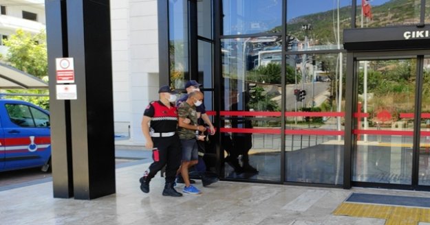 Uyuşturucu satın almaya gelen şahıs jandarmayı görünce şoke oldu