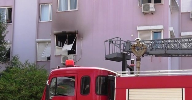 Yangın sırasında balkonda mahsur kalan yaşlı kadını itfaiye kurtardı
