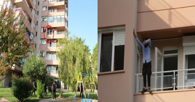 3. kat balkon demirlerinde hareketli dakikalar