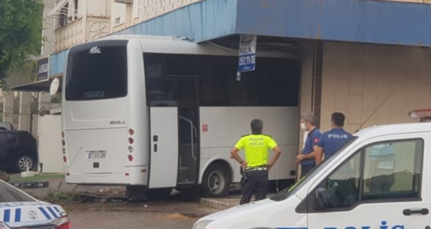 Alanya'da akıl almaz kaza! Otobüs dükkana girdi