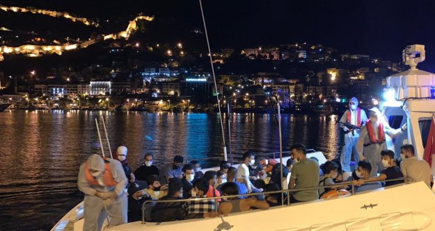 Alanya'da denizde 120 kaçak göçmen yakalandı