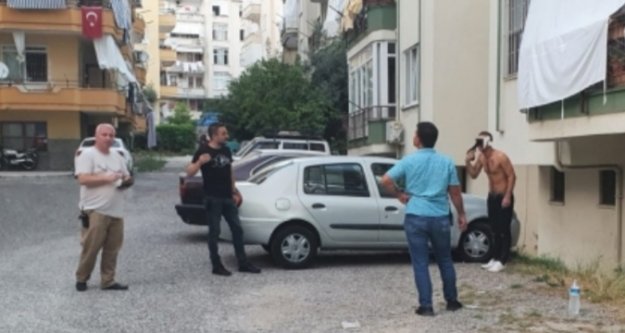 Alanya'da sevgilisinden ayrılınca bunalıma girip başına silah dayadı