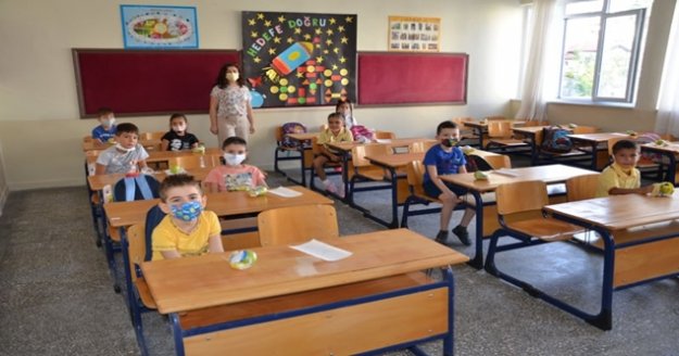 Alanya’da 75 okuldaki 7275 öğrenciye meyve ikramı yapıldı