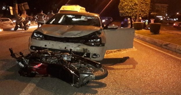 Alkollü sürücüyle kasksız motosikletli kavşakta çarpıştı: 3 yaralı