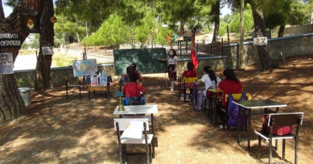 Antalya'da sınıflar açık havaya taşındı, ortaya Hababam tadında görüntüler çıktı