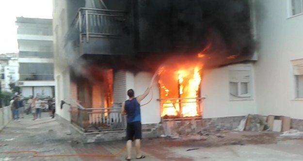 Apartmanın zemin katından yükselen alevler mahalleyi sokağa döktü