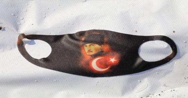 Atatürk ve Türk bayrağı desenli maskeyi gören komutan maskeyi çöplerin arasından çıkardı