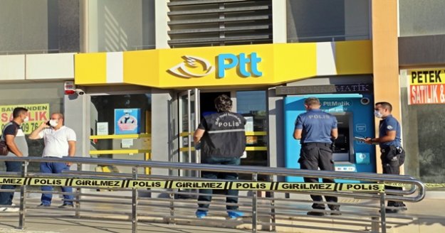 Bıçakla gelip kargo gönderme bahanesiyle girdiği PTT’yi soydu