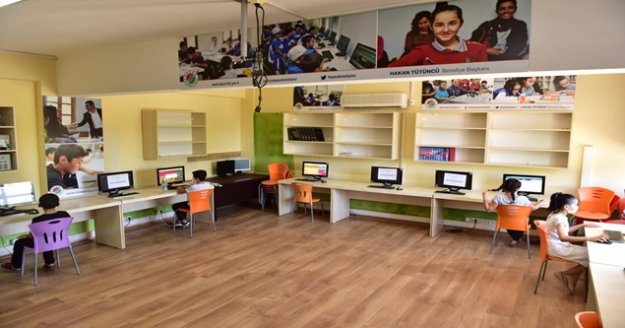 Bilişim sınıfları her gün onlarca öğrenci ağırlıyor