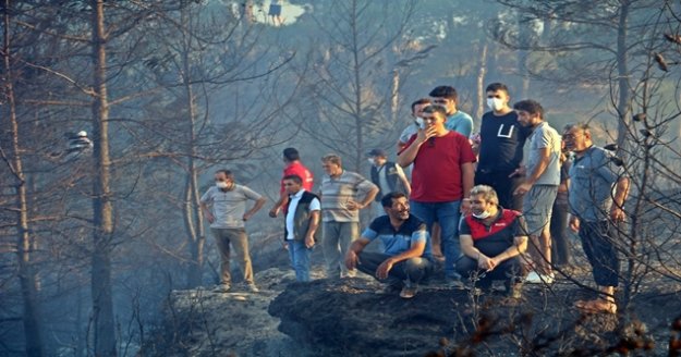 Evlerine yakın bölgede çıkan orman yangınından panikle kaçtılar