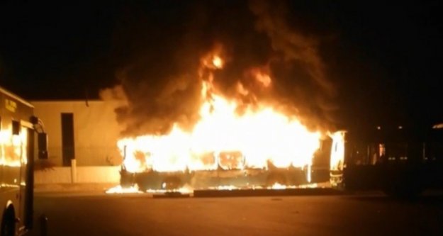 Halk otobüsü alev alev yandı