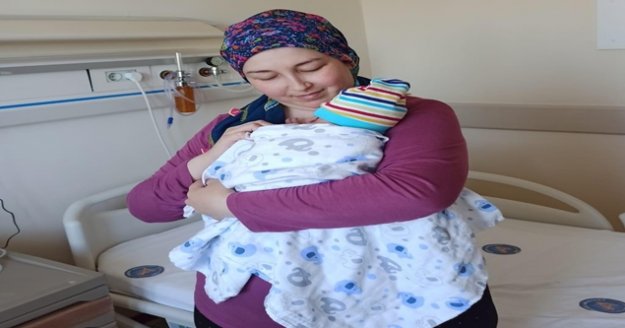 Kadavradan rahim nakliyle anne olan Derya Sert, korona virüs sürecini normal insanlar gibi atlatacak