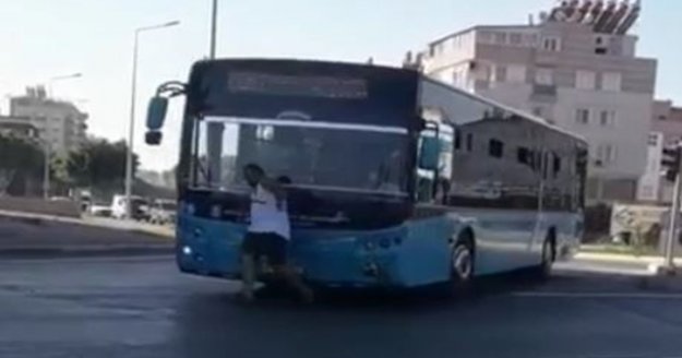 Maskesiz yolcudan tehlikeli, bir o kadar da güldüren eylem