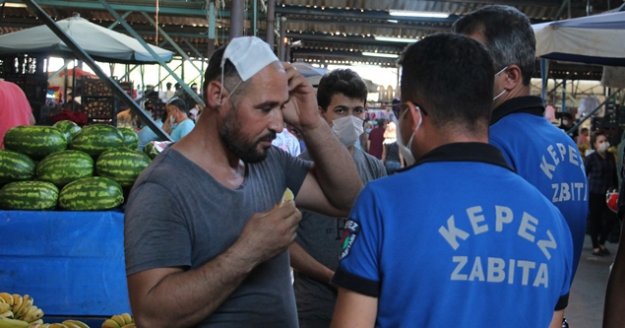 Maskeyi başına bone yaptı, zabıta uyarınca " Senin için takayım" dedi