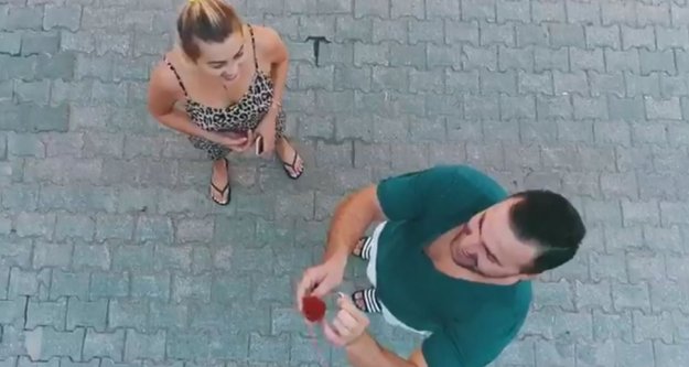 Milli güreşçinin dronlu evlilik teklifi turizmci nişanlısını sevince boğdu