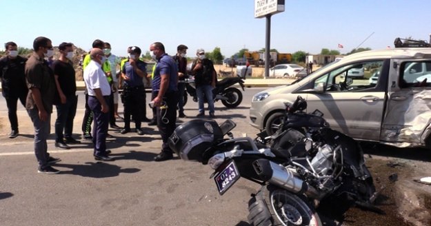 Motosikletli polis timleri otomobille çarpıştı: 2 polis yaralı
