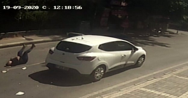 Müşterisine yemek götüren kadın, geri gelen aracın çarpması sonucu yaralandı