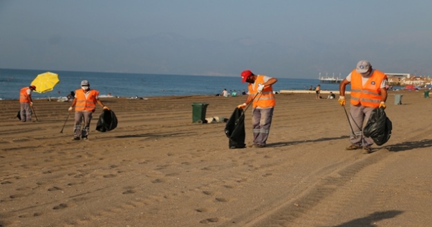 Temizlik işçilerinden tatilcilere çöp dolu poşetle mesaj