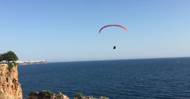 Yamaç paraşütçüsü yasak dinlemedi