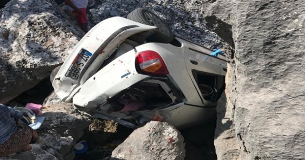 Yaşlı çift sıkıştıkları araç içinden telefonla yardım istedi