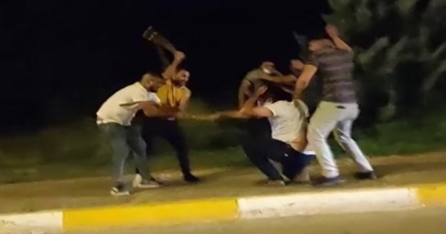 Yol verme kavgasında sopa ve demir çubuklarla birbirlerine saldırdılar