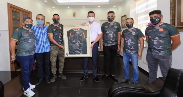 Yörüklerden Ürkmezer'e kamuflajlı forma