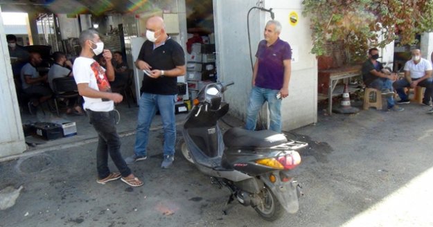 15 gün önce çalınan motosikletini arkasından koşarak polise yakalattı