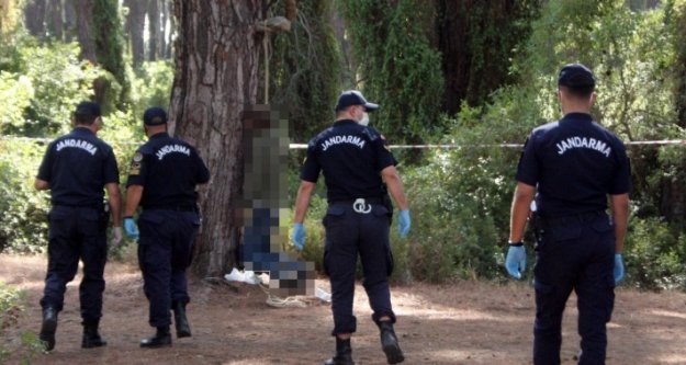 Ağaçta asılı bulunduğu ipin satın alma fişi cebinden çıktı