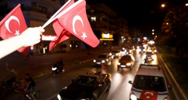 Alanya Belediyesi cumhuriyet coşkusunu ev ve sokaklara taşıdı