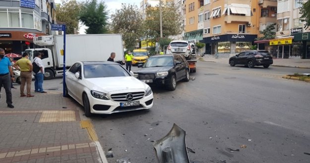Alanya'da kontrolden çıkan otomobil ortalığı savaş alanına çevirdi