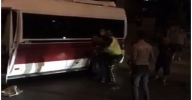 Alanya'da sinir krizi geçiren şahıs minibüsüyle yolu kapattı