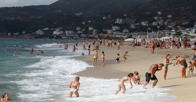 Alanya'da turistlerin kapalı havada dev dalgalı deniz keyfi