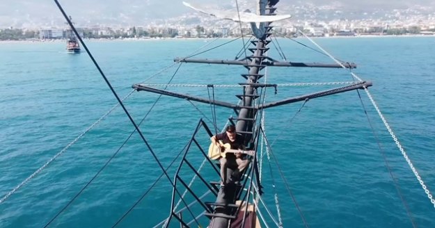 Alanya'da bu kez de korsan olup gitarını konuşturdu!