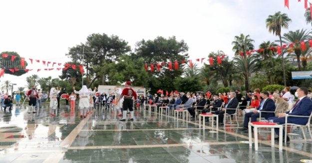 Alanya'da yağmur altında cumhuriyet coşkusu!