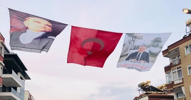 Alanya’da Başkan Böcek’in dev pankartını astılar