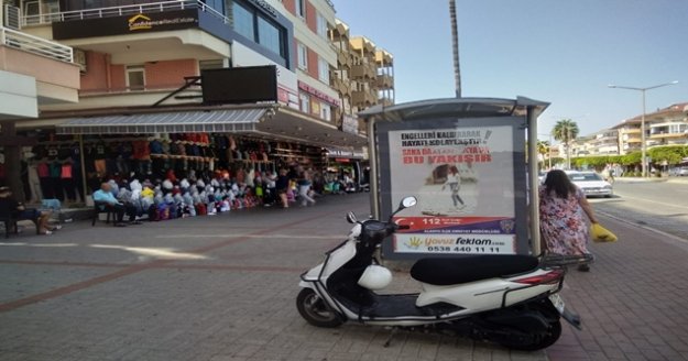 Alanya’da polisten afişli korona virüs uyarısı
