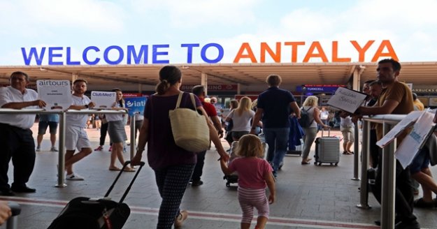 Antalya'ya dün, 18 ülkeden 108 uçakla 45 bin 502 turist geldi