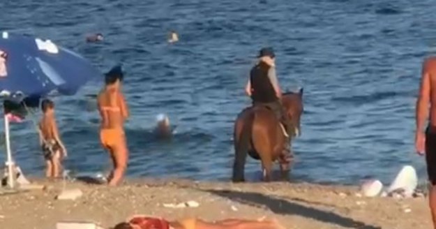 Atını denize süren kovboy, tatilcileri şaşkına çevirdi