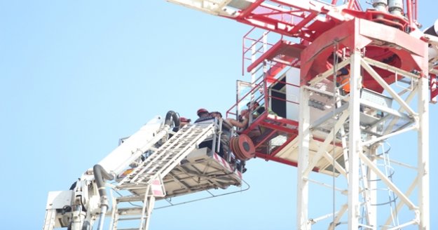 AÜ Kampüsünde 45 metrelik kule vinçte mahsur kalan operatöre kurtarma operasyonu
