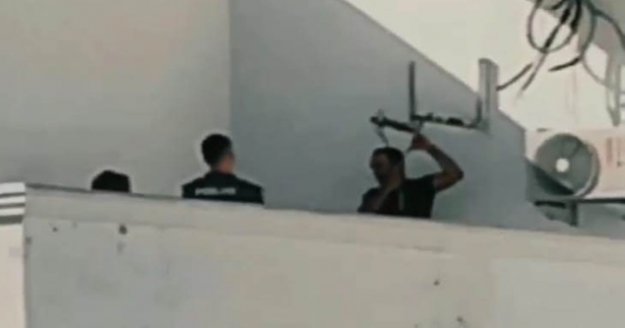 Çatıya çıkan şahsı eşi ve müzakereci polis ekibi ikna ederek aşağı indirdi