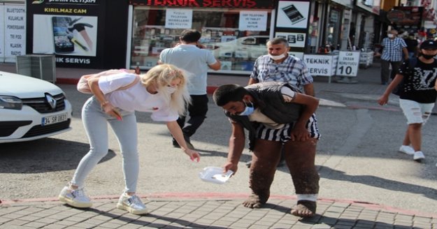 Döviz bürosu gibi dilenci markette paraları sayarken yakalandı