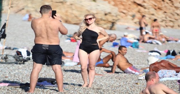 Dün ve bu sabah yağmur ve fırtınaya teslim olan Antalya'da bugün deniz keyfi