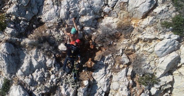 Kayalıklardan düşen turiste 6 saatlik nefes kesen kurtarma operasyonu