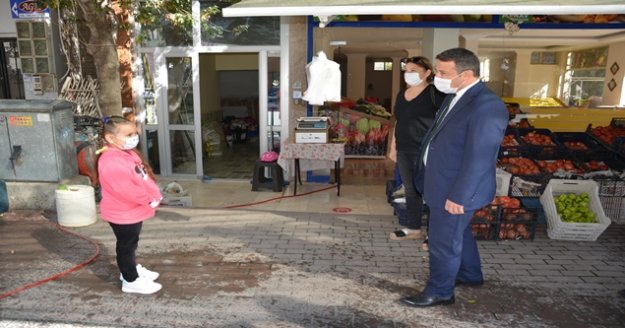 Küçük kız korona denetiminde kaymakama "Bayrak" şiirini okudu