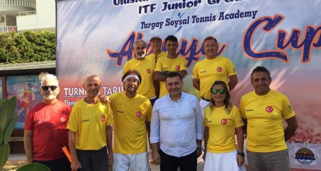 Kupalarını başkan Yücel'in elinden aldılar